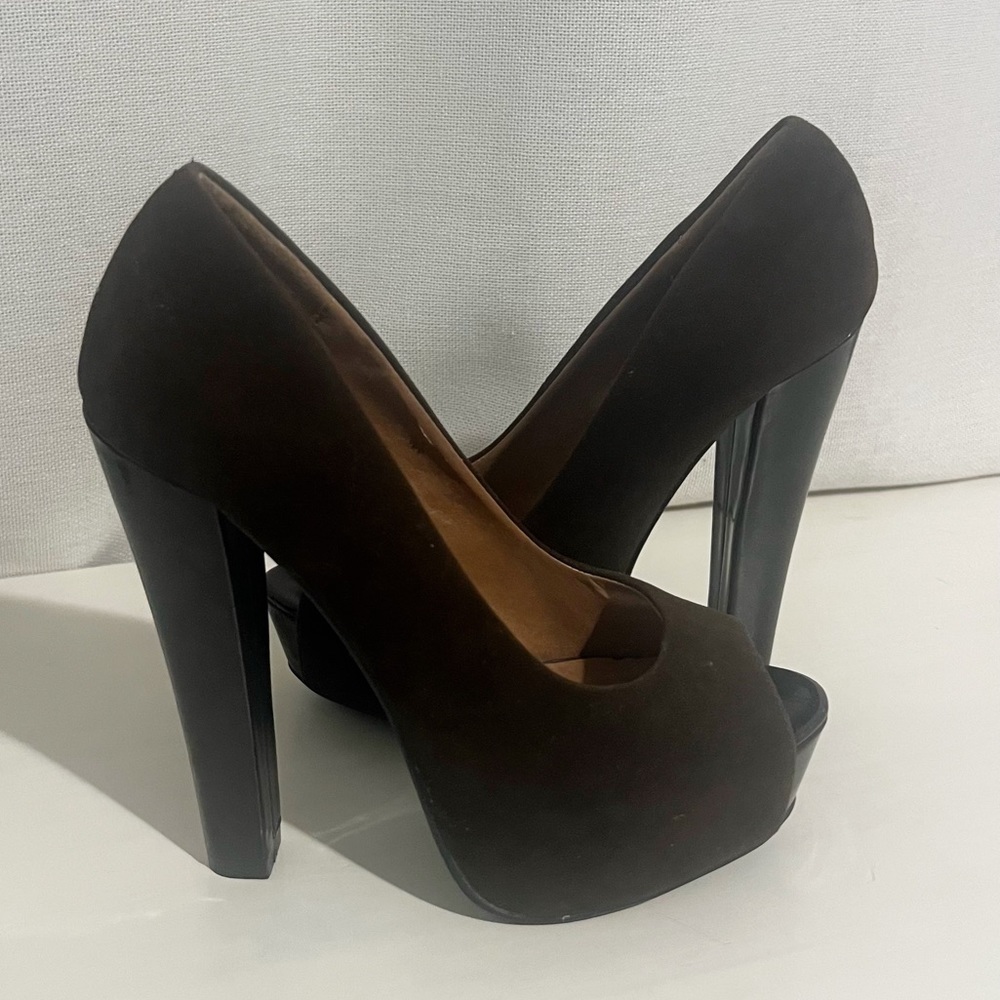 BROWN 5 INCH SUEDE HEELS!!